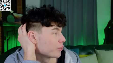 Snapshot of moon_gloww chatting on February 28, 12:28 pm moon_gloww online show from February 28, 12:28 pm