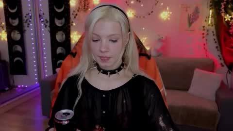 Snapshot of moonlight_mia chatting on October 25, 8:58 pm Mia   online show from October 25, 8:58 pm