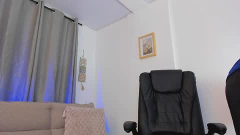 Snapshot of mr_adrian_ chatting on April 8, 12:38 pm online show from April 8, 12:38 pm