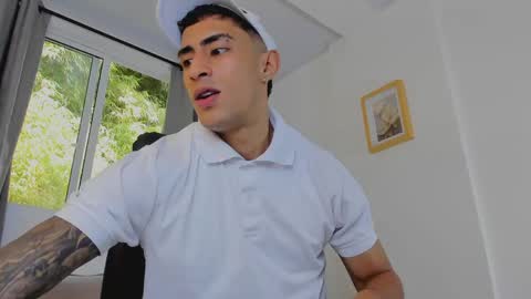 Snapshot of mr_adrian_ chatting on April 10, 1:05 pm online show from April 10, 1:05 pm