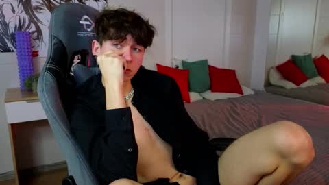 Snapshot of mr_lucky_guy chatting on February 13, 10:43 pm Kris online show from February 13, 10:43 pm