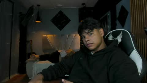 Snapshot of mr_mois chatting on June 7, 6:39 am mr_mois online show from June 7, 6:39 am