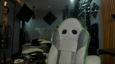 Snapshot of mr_mois chatting on June 18, 6:02 am mr_mois online show from June 18, 6:02 am