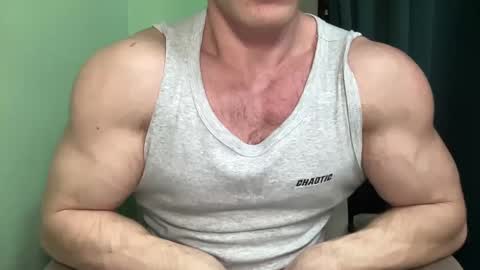Snapshot of mrbiceps_23 chatting on December 19, 8:02 pm Mrbiceps23 online show from December 19, 8:02 pm