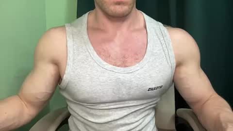Snapshot of mrbiceps_23 chatting on December 24, 8:27 pm Mrbiceps23 online show from December 24, 8:27 pm