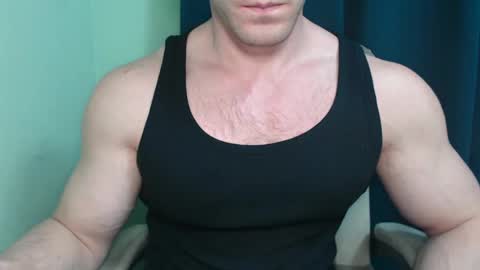 Snapshot of mrbiceps_23 chatting on February 9, 10:32 pm Mrbiceps23 online show from February 9, 10:32 pm