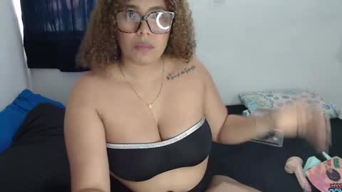 Snapshot of mrs_afroditha chatting on February 19, 10:06 pm mrs_afroditha online show from February 19, 10:06 pm