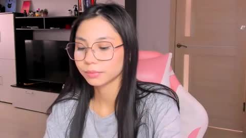 Snapshot of ms_emily_ chatting on June 9, 11:33 am ms_emily_ online show from June 9, 11:33 am