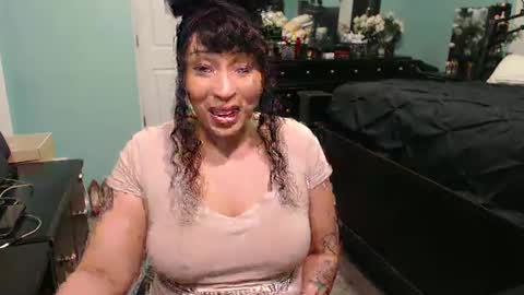 Snapshot of msbaddiebae chatting on December 20, 7:01 am Queen Baddie online show from December 20, 7:01 am