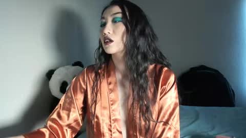 MsHebisBox online show from February 25, 4:00 pm