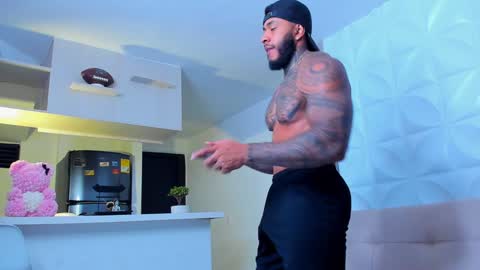 Snapshot of muscle_man19 chatting on February 6, 11:48 pm Nick online show from February 6, 11:48 pm