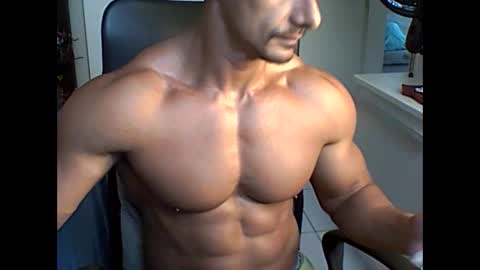 Snapshot of muscleoss chatting on January 8, 8:18 pm muscleoss online show from January 8, 8:18 pm