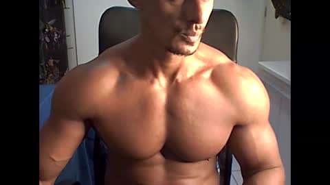Snapshot of muscleoss chatting on January 9, 10:52 pm muscleoss online show from January 9, 10:52 pm