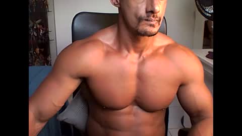 Snapshot of muscleoss chatting on January 15, 7:44 pm muscleoss online show from January 15, 7:44 pm