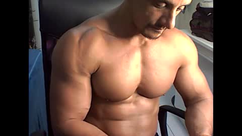 Snapshot of muscleoss chatting on January 17, 4:06 am muscleoss online show from January 17, 4:06 am
