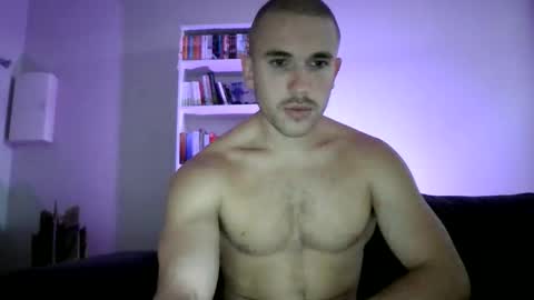 Snapshot of muscleshow00 chatting on September 10, 6:13 am muscleshow00 online show from September 10, 6:13 am