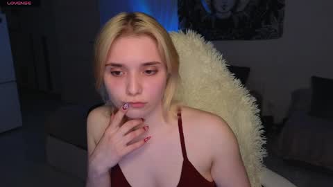 Snapshot of musyacute chatting on May 20, 9:10 pm Molly online show from May 20, 9:10 pm