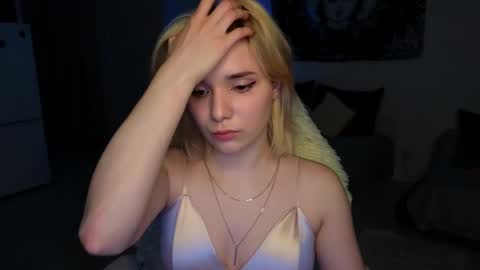 Snapshot of musyacute chatting on May 28, 9:23 pm Molly online show from May 28, 9:23 pm