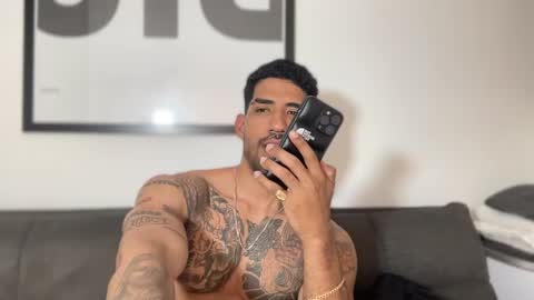 Snapshot of myke_esthetic chatting on January 29, 3:22 am Myke esthetic online show from January 29, 3:22 am