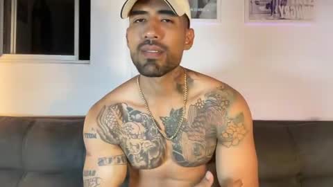 Snapshot of myke_esthetic chatting on June 28, 3:23 am Myke esthetic online show from June 28, 3:23 am