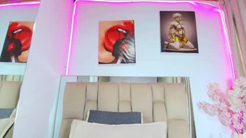 Naia x online show from April 17, 7:06 pm