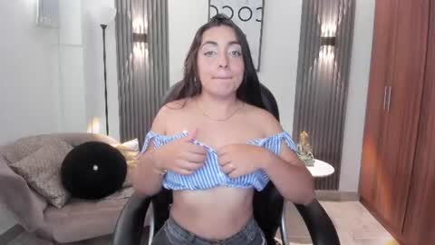 Snapshot of naiah_blue chatting on June 12, 7:13 pm naiah_blue online show from June 12, 7:13 pm