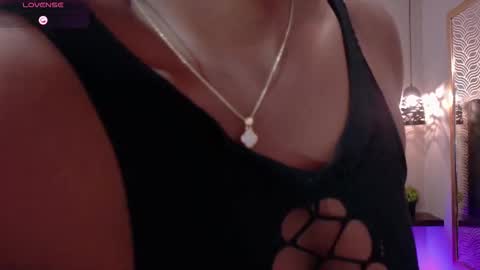 naiaramasson_ online show from February 25, 12:48 pm