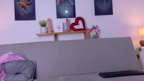 nairagold_ online show from April 7, 12:55 am