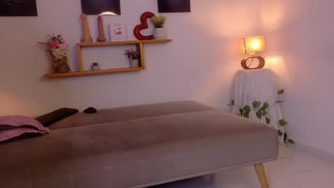 nairagold_ online show from May 15, 10:50 pm