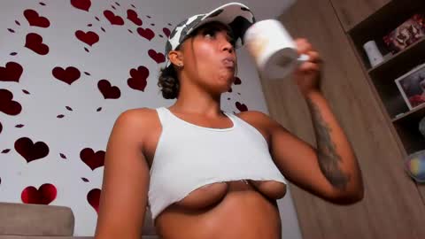 Snapshot of nala_grey chatting on April 22, 12:18 pm Nala Grey online show from April 22, 12:18 pm