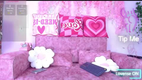 Snapshot of naomi_femme chatting on May 15, 11:17 am naomi_femme online show from May 15, 11:17 am