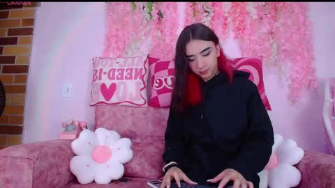 Snapshot of naomi_femme chatting on May 18, 10:32 am naomi_femme online show from May 18, 10:32 am