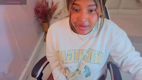 Naomi  online show from May 28, 12:35 pm