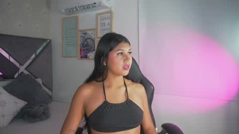 Snapshot of naomigray__ chatting on April 25, 7:11 pm Naomi-Gray online show from April 25, 7:11 pm