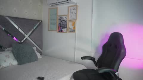 Snapshot of naomigray__ chatting on April 28, 6:35 pm Naomi-Gray online show from April 28, 6:35 pm
