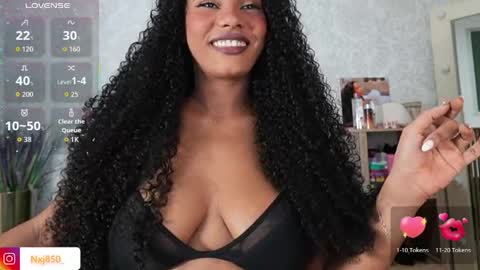 Snapshot of naomixjones1 chatting on April 5, 11:02 pm Naomi online show from April 5, 11:02 pm