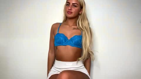 Snapshot of naomixrae chatting on October 10, 9:41 am Naomi online show from October 10, 9:41 am