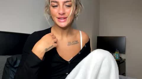 Snapshot of naomixrae chatting on October 17, 7:55 am Naomi online show from October 17, 7:55 am