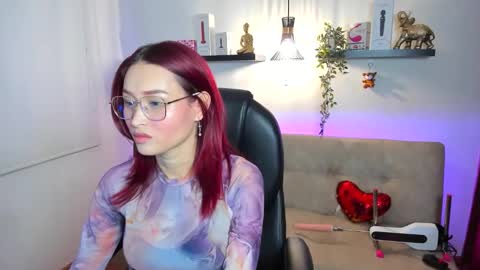 Snapshot of naomy_hot04 chatting on May 11, 11:35 pm naomy online show from May 11, 11:35 pm