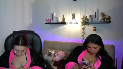 Snapshot of naomy_hot04 chatting on May 13, 9:06 am naomy online show from May 13, 9:06 am