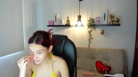 Snapshot of naomy_hot04 chatting on May 17, 8:38 pm naomy online show from May 17, 8:38 pm