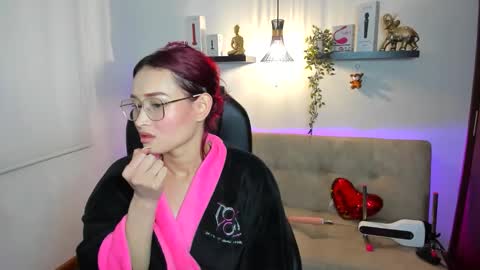 Snapshot of naomy_hot04 chatting on May 19, 1:56 am naomy online show from May 19, 1:56 am