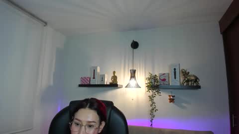 Snapshot of naomy_hot04 chatting on May 27, 1:57 am naomy online show from May 27, 1:57 am