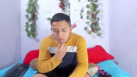 Snapshot of nataliaandjulliam chatting on February 15, 6:54 am nataliaandjulliam online show from February 15, 6:54 am