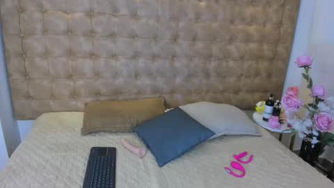   online show from March 28, 11:43 am