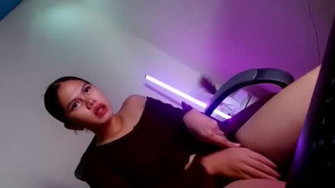 Snapshot of natasha_leigh chatting on April 25, 5:43 pm natasha_leigh online show from April 25, 5:43 pm