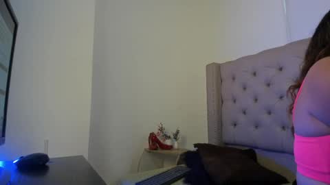 Snapshot of natashaa_clauss chatting on May 19, 6:58 pm Natasha Claus online show from May 19, 6:58 pm