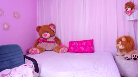 Snapshot of naughty_ariel chatting on December 20, 1:25 am Zoe online show from December 20, 1:25 am