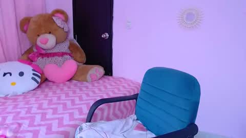 Snapshot of naughty_ariel chatting on January 14, 7:11 pm Zoe online show from January 14, 7:11 pm