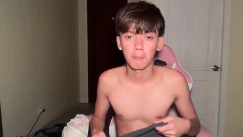 Snapshot of naughty_kean chatting on May 24, 1:27 pm naughty kean online show from May 24, 1:27 pm